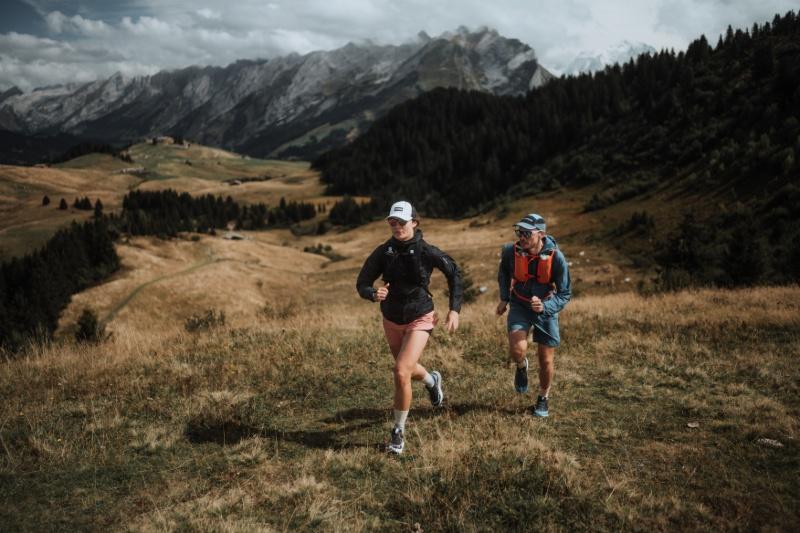 Chaleco para hidratarse en una salida de trail